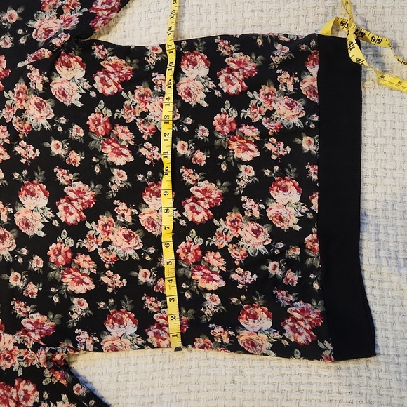 Large Light Sweater with Roses - Picture 5 of 5